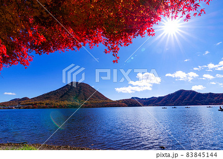 紅葉最盛期の榛名山と榛名湖【群馬県高崎市】の写真素材 [83845144