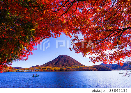 紅葉最盛期の榛名山と榛名湖【群馬県高崎市】の写真素材 [83845155