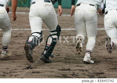 野球の試合が開始されダッシュしてホームベース前に整列する野球選手たち 83845742