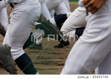 野球の試合が開始されダッシュしてホームベース前に整列する野球選手たち 野球の試合が開始されダッシュしてホームベース前に整列する野球選手たち 83845746