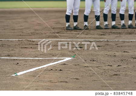 野球の試合が開始されダッシュしてホームベース前に整列する野球選手たちの写真素材