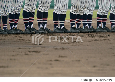 野球の試合が開始されダッシュしてホームベース前に整列する野球選手たち 83845749