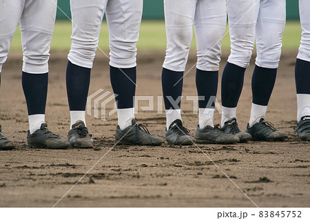 野球の試合が開始されダッシュしてホームベース前に整列する野球選手たち 野球の試合が開始されダッシュしてホームベース前に整列する野球選手たち 83845752