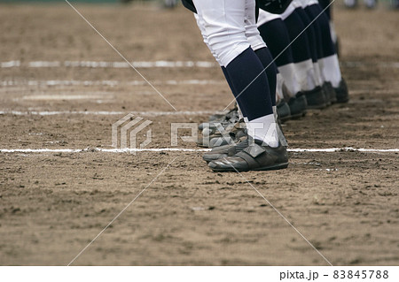 野球の試合が終わりホームベース前に一列に整列して校歌斉唱する野球選手たち 野球の試合が終わりホームベース前に一列に整列して校歌斉唱する野球選手たち 83845788