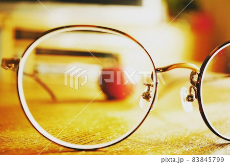 メガネの奥に写るりんこ 83845799