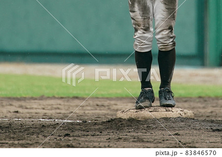 野球の試合中に盗塁を試みる野球選手 野球の試合中に盗塁を試みる野球選手 83846570