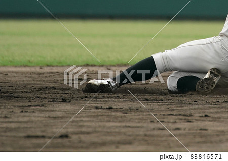 野球の試合中に盗塁を試みる野球選手 83846571