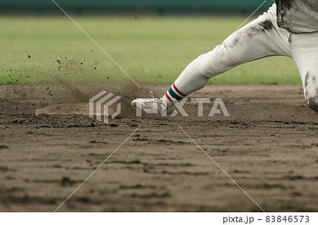 野球の試合中に盗塁を試みる野球選手 83846573