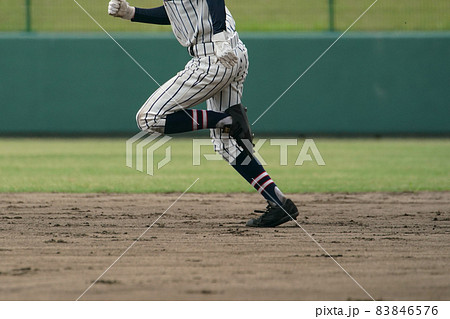 野球の試合中に盗塁を試みる野球選手 83846576
