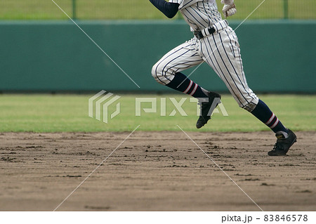 野球の試合中に盗塁を試みる野球選手 野球の試合中に盗塁を試みる野球選手 83846578