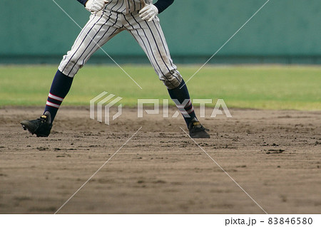野球の試合中に盗塁を試みる野球選手 83846580