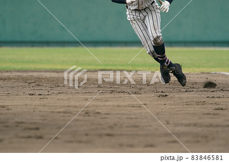 野球の試合中に盗塁を試みる野球選手 野球の試合中に盗塁を試みる野球選手 83846581