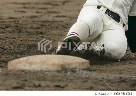 野球の試合中に盗塁を試みてベースに滑り込む野球選手 83846852