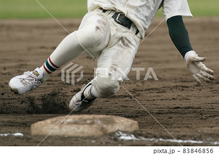 野球の試合中に盗塁を試みてベースに滑り込む野球選手 野球の試合中に盗塁を試みてベースに滑り込む野球選手 83846856