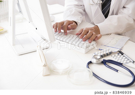 パソコンに向かう男性医師の手元 83846939