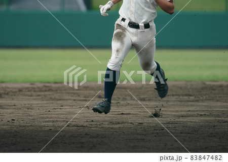 野球の試合中に次の塁を狙い全力疾走する野球選手 83847482