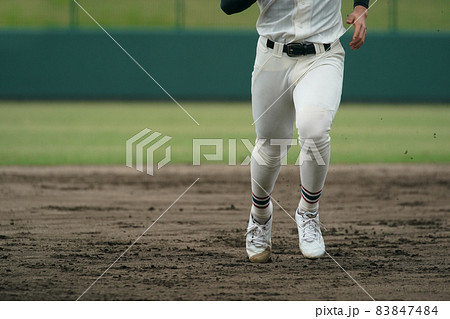 野球の試合中に次の塁を狙い全力疾走する野球選手 野球の試合中に次の塁を狙い全力疾走する野球選手 83847484