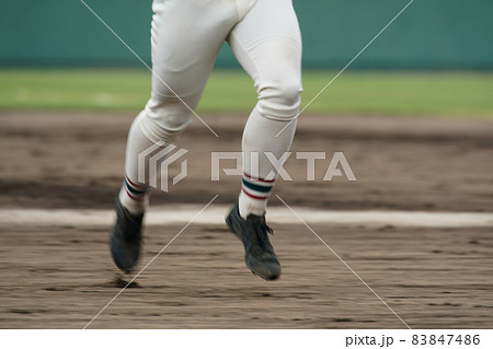 野球の試合中に次の塁を狙い全力疾走する野球選手 83847486