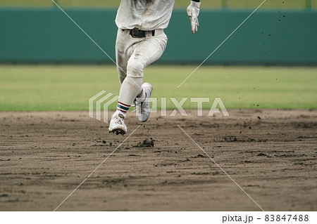 野球の試合中に次の塁を狙い全力疾走する野球選手 83847488