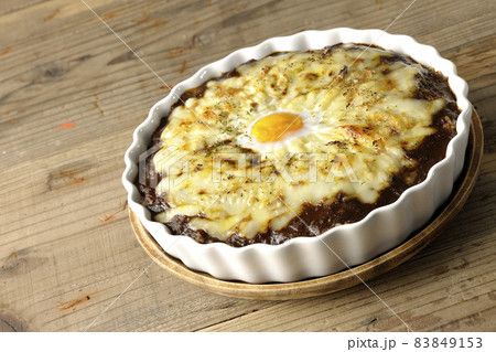 たっぷりのとろけるチーズと卵が乗った焼きカレー 83849153