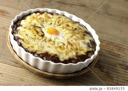 たっぷりのとろけるチーズと卵が乗った焼きカレー 83849155