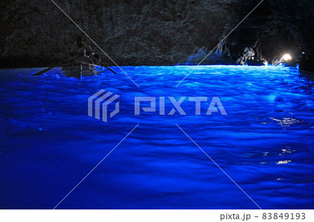 海面が真っ青に染まるイタリアカプリ島の青の洞窟 83849193