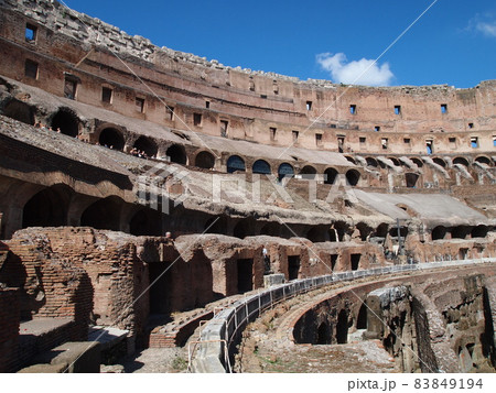 イタリア・ローマの世界遺産コロッセオ 83849194