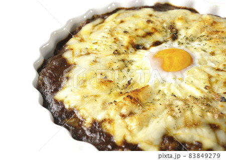 たっぷりのとろけるチーズと卵が乗った焼きカレーを白背景で撮影 83849279