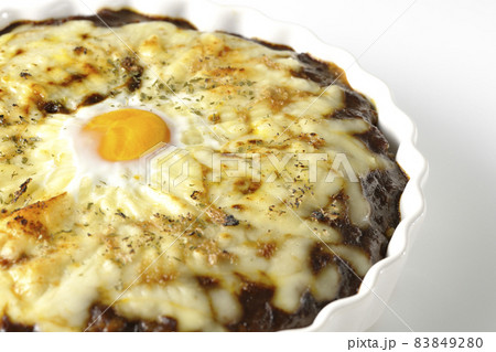 たっぷりのとろけるチーズと卵が乗った焼きカレーを白背景で撮影 たっぷりのとろけるチーズと卵が乗った焼きカレーを白背景で撮影 83849280