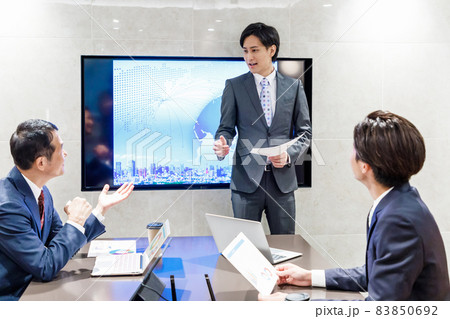 会議室で打ち合わせをするビジネスマン　撮影協力：WEEK芝大門(サンフロンティア不動産) 83850692