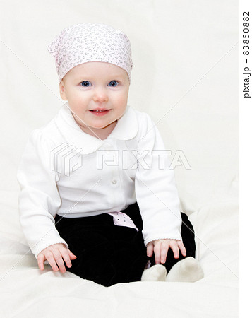 Attentive infant Attentive infant 83850882