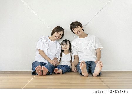 笑顔の3人家族　ポートレート 83851367