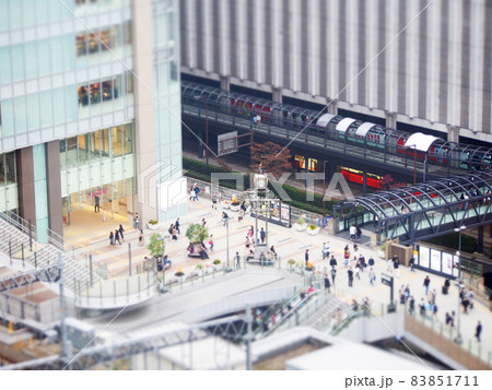 商業施設と人混み　チルトシフト 83851711