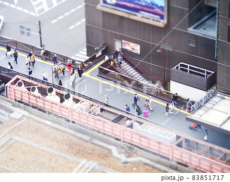 商業施設と人混み　チルトシフト 83851717