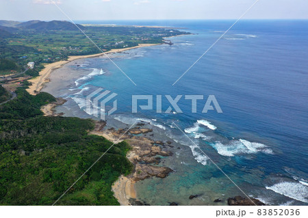奄美の明神崎展望台の上空から 奄美の明神崎展望台の上空から 83852036