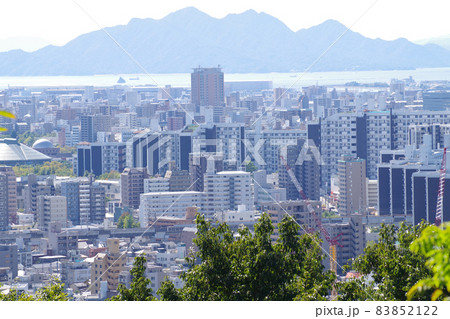 見立山から眺めた広島市の街並みの景色 83852122