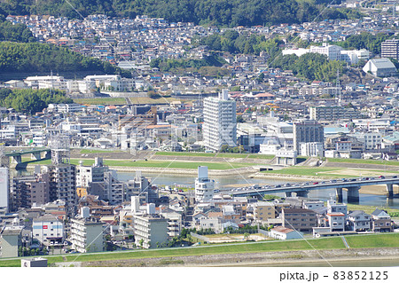 見立山から眺めた広島市の街並みの景色 83852125