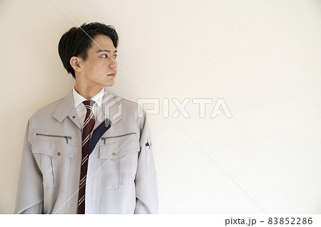 ブルーカラーの男性 83852286