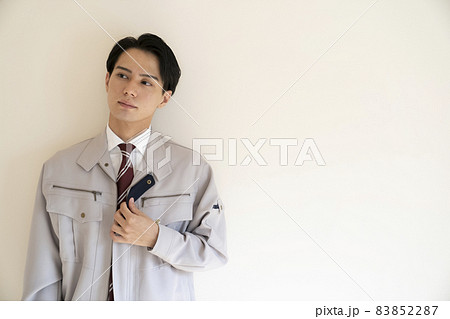 ブルーカラーの男性 83852287