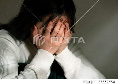 鬱・落ち込む女性・貧困・DV 鬱・落ち込む女性・貧困・DV 83852458