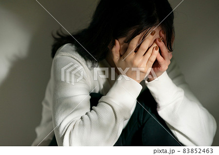 鬱・落ち込む女性・貧困・DV 鬱・落ち込む女性・貧困・DV 83852463
