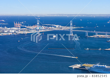 横浜ベイエリア　ベイブリッジと大さん橋 83852545