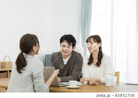 商談をする夫婦とビジネスウーマン 83852730