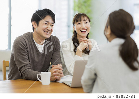商談をする夫婦とビジネスウーマン 83852731