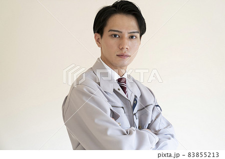 ブルーカラーの男性 83855213