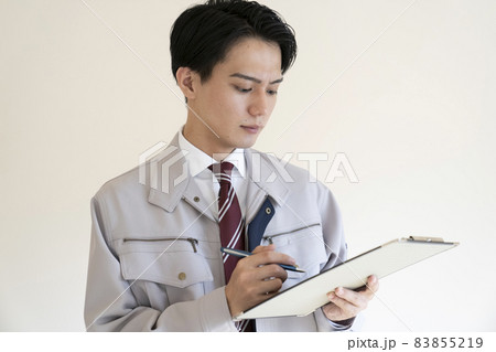 バインダーを持つブルーカラーの男性 83855219