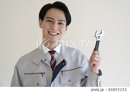 エンジニアの男性 83855233