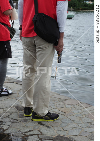 トライアスロン大会スイムのスタート 83856212