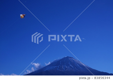 富士山と青空の下の凧上げ 富士山と青空の下の凧上げ 83856344