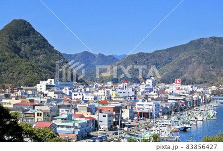 下田港　漁港　河口　下田富士　市街　青空 83856427